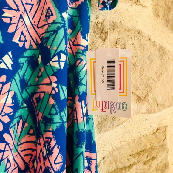 Lularoe Perfect Tee XS NWT - Picture 2 of 4